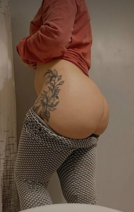 allievoss nudes model picture