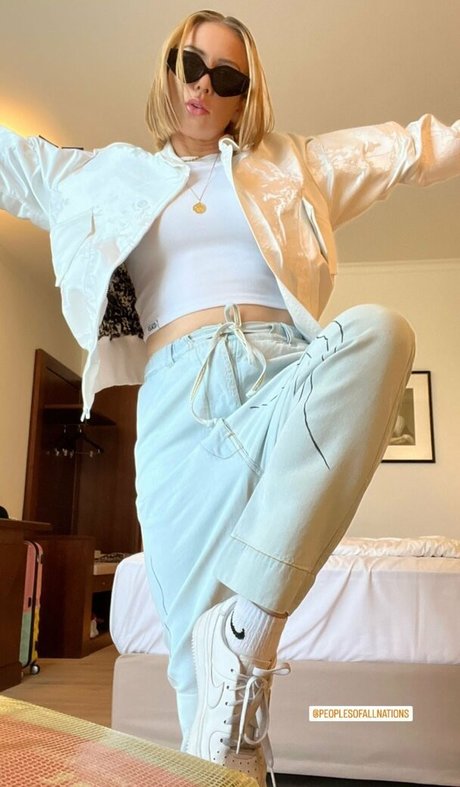 Julia Hardy nudes model picture