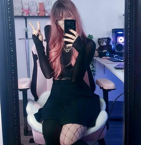 Porcelain Ghoul sexy model img