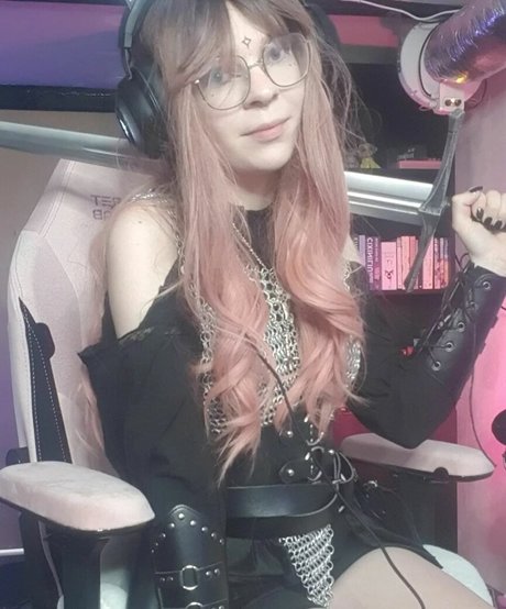 Porcelain Ghoul star exclusive photos