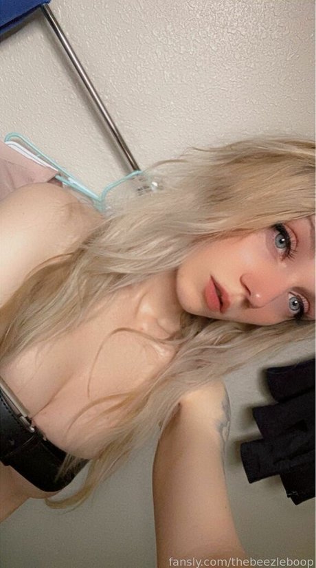 thebeezleboop erotic model photo