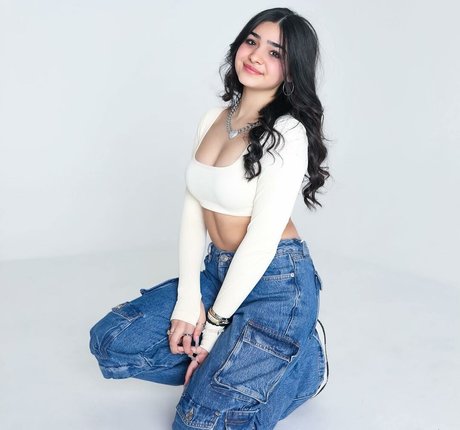 Alexandra Bull nude star photo