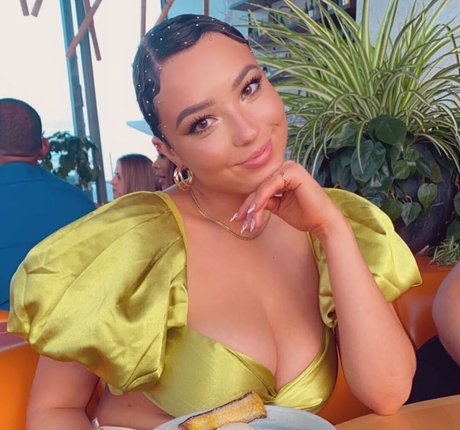 Lydia Harrison nice model photo