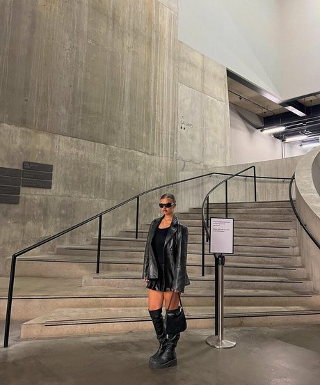 Isabella Evans model adult image