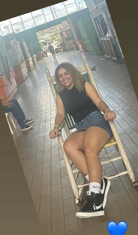 Adxfeels model art gallery