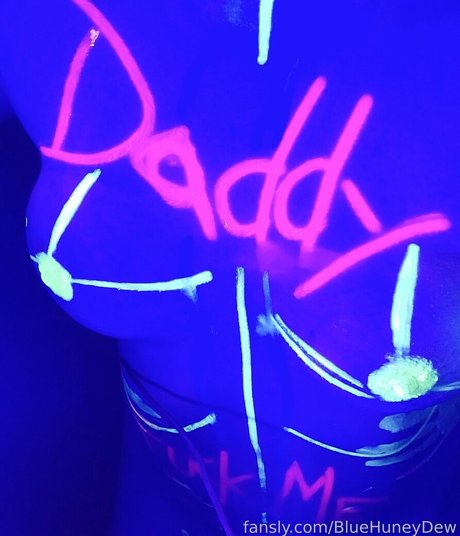 BlueHuneyDew sexy star photo