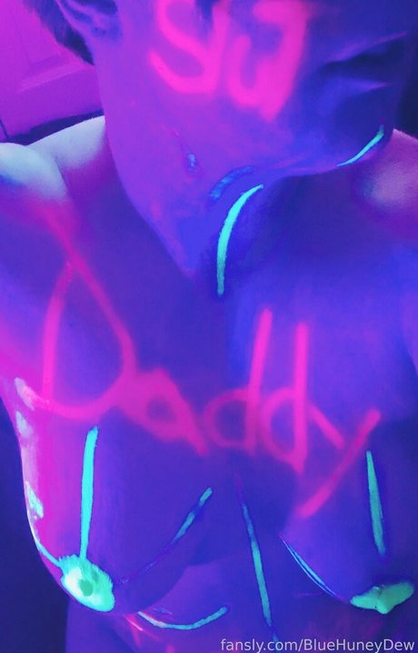 BlueHuneyDew naked pornstar image