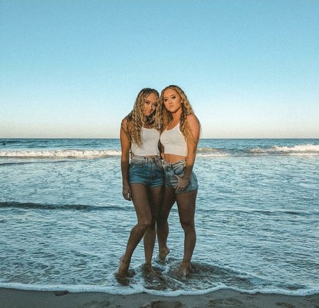 Rybka Twins model pretty img