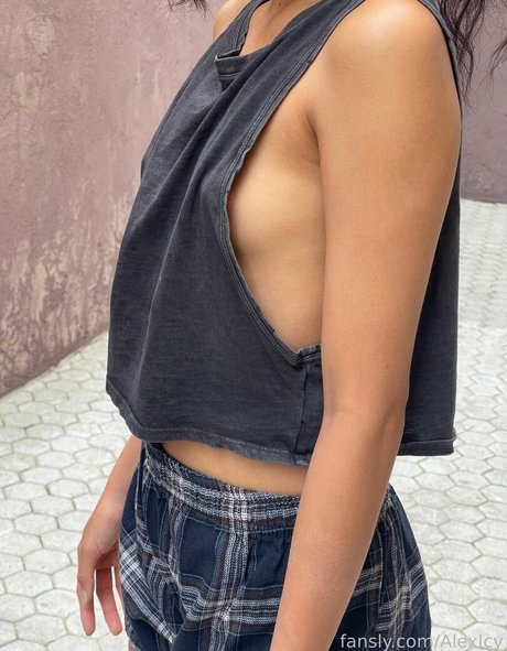 AlexIcy naked model images