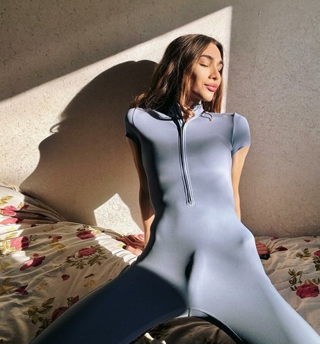 iloveyoutiii nude model gallery