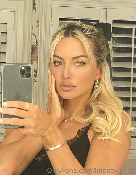 lindseypelas pornstar picture