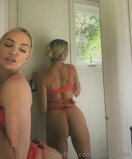 lindseypelas model nude photos