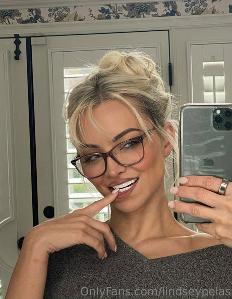 lindseypelas star naked image