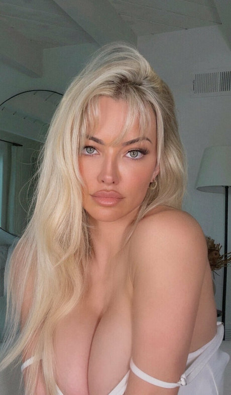 lindseypelas high quality actress pictures