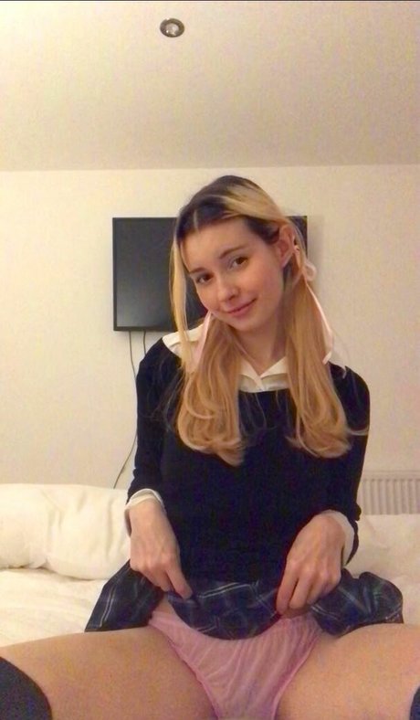 sushibunniii model art pic