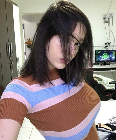 Hdceli model erotic photo