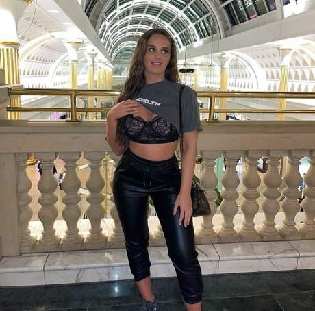 Aimee Stobbart pretty model pics