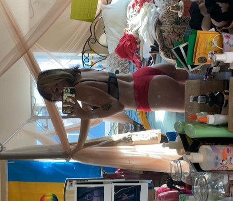 Curthobain star naked image