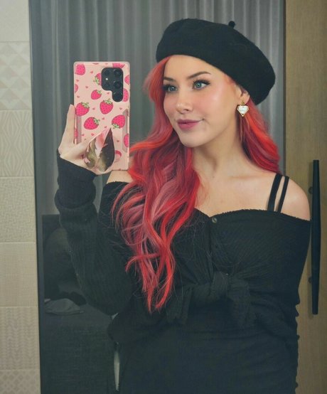 ItsLeslie naked model pictures