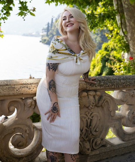 Isabella Bloom model adult images