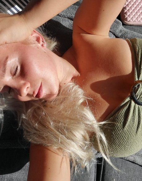 Emilia Linden xxx model pic