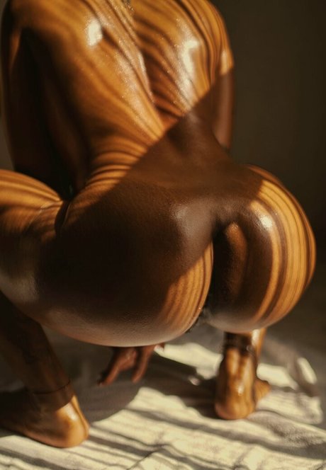 Aurelie Lily PoesieNue xxx pornstar gallery