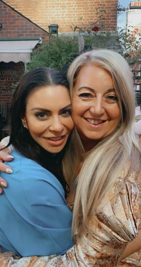 Queenmilfy model erotic image