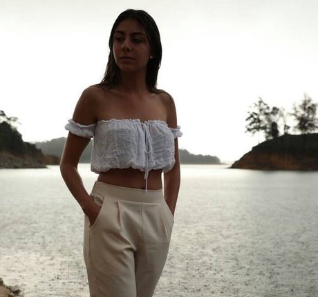 Manuela Velez model free pic