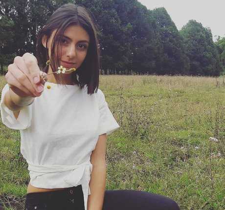 Manuela Velez star art pic