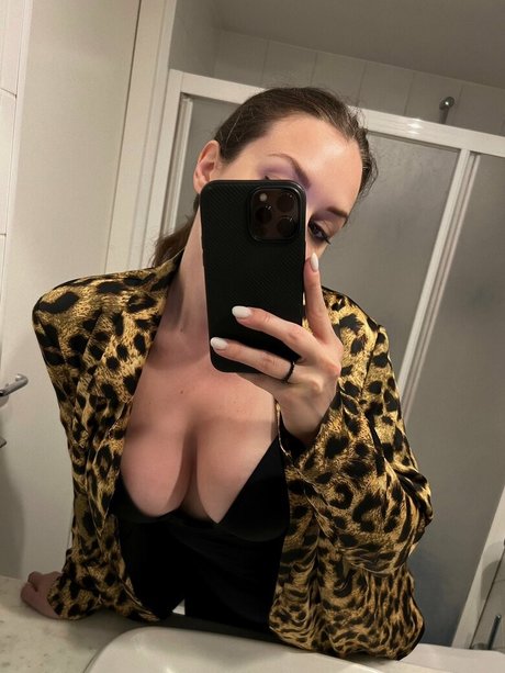 naked milf onlyfans sexy photo