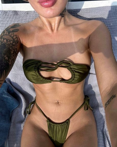 Arinawhynot naked model archive