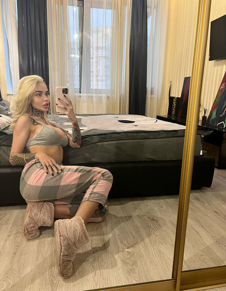 mia foxybae naked actress image