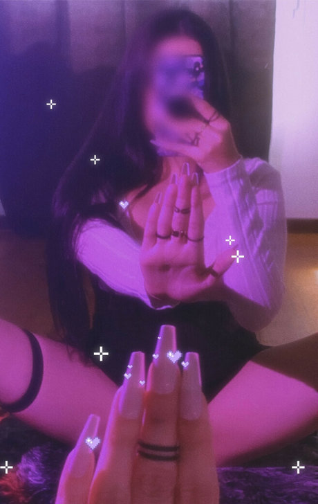 EllyAudios model free pictures