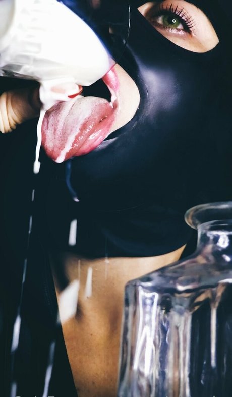 reinadelmorbo art model pic