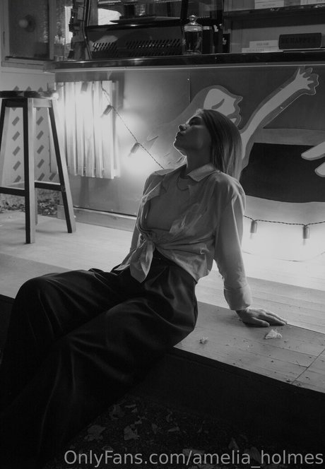 amelia holmes star nudes image