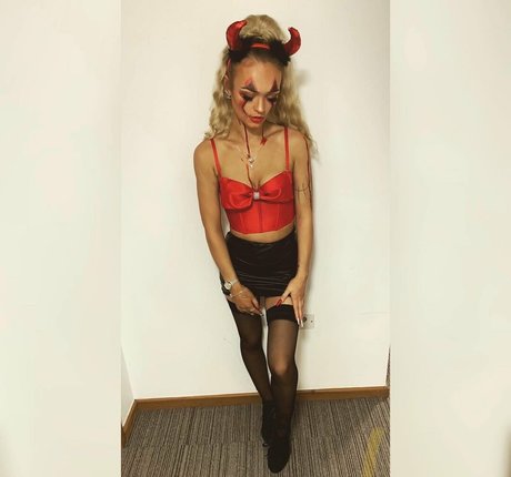 MissLolly model art picture