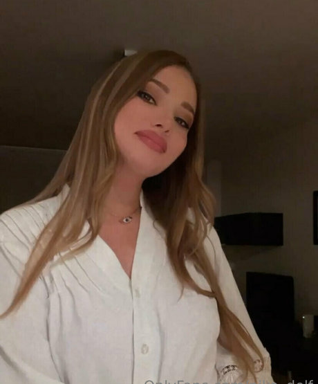 leila hottie perfect model images