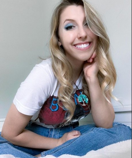 Abigail Cristea art star picture