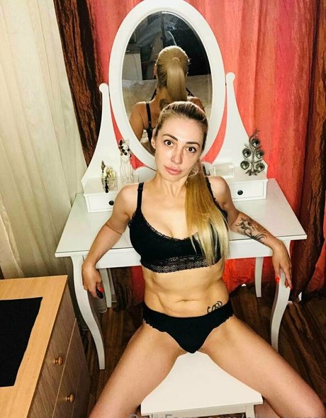 ellis benz naked model img