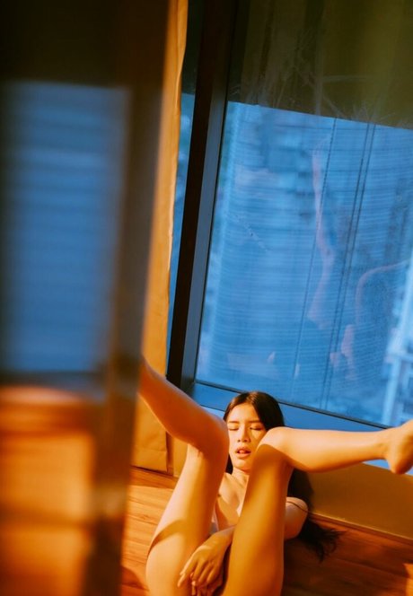 onlycarlyn model exclusive image