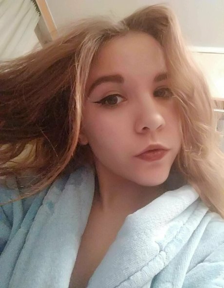 charming dora free actress image