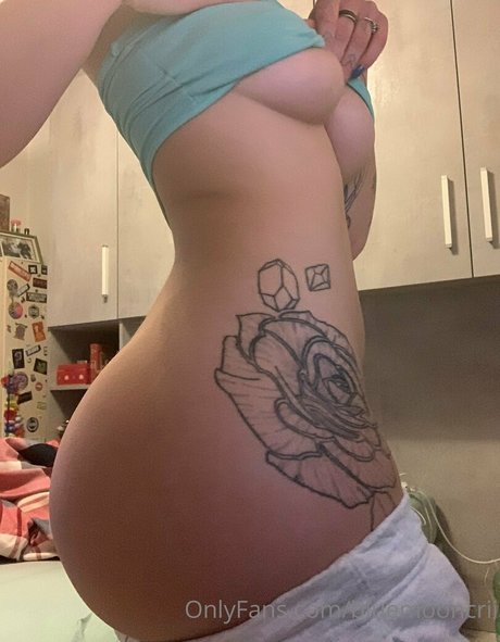 bluemooncrii model naked pictures