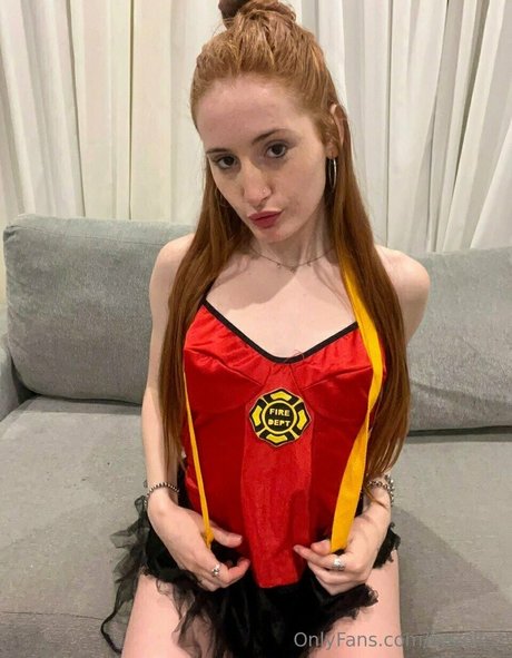 hazelluz pornstar adult pic