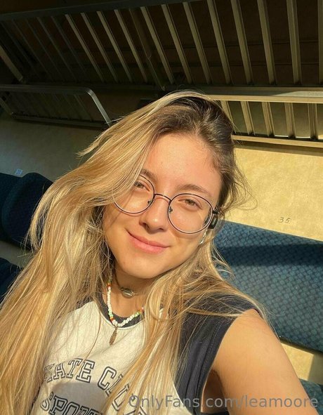 leamoore model beautiful photos