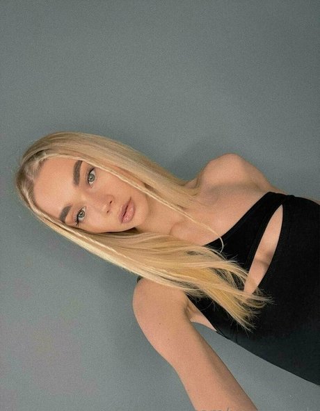 uwetpeach model perfect photos