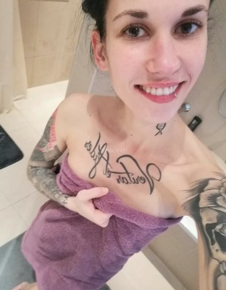 SkinnyBitch model art gallery