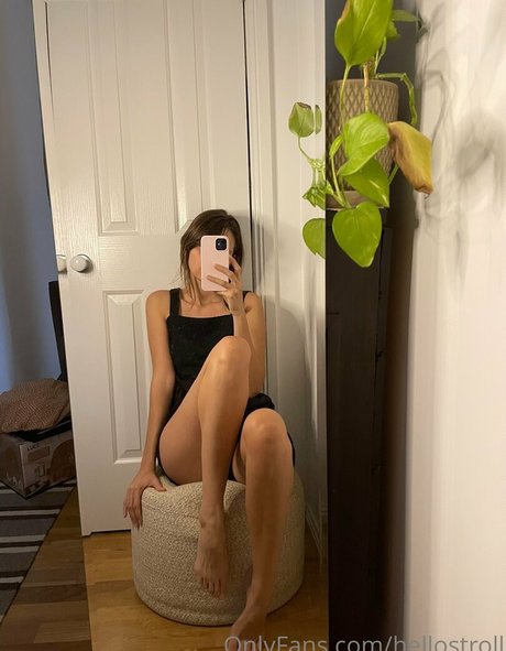 hellostroll model naked gallery