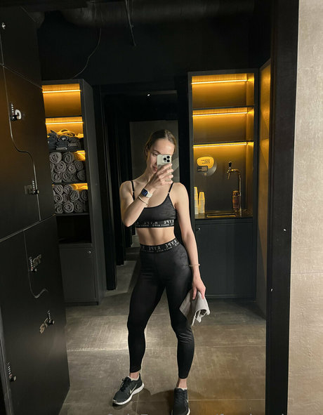 feralxxxberry star naked image