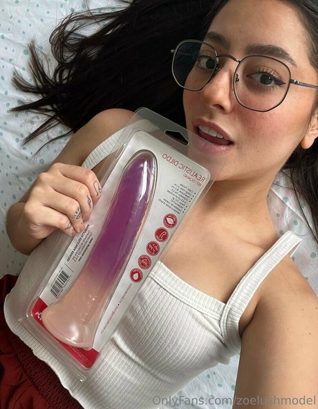 zoelushmodel top star img