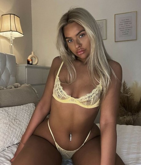 Hollyhenson adult model picture